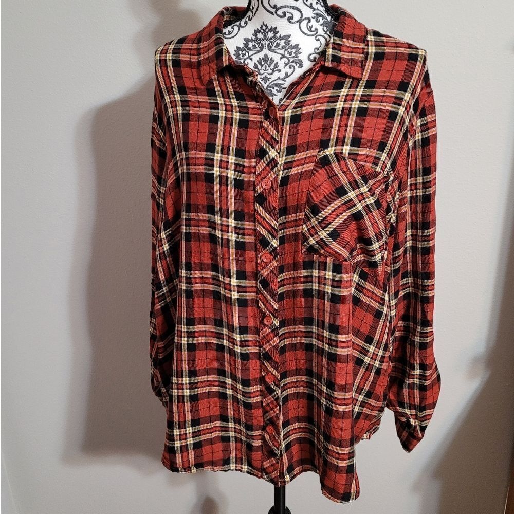 Woman's plaid 2X long sleeve button up shirt